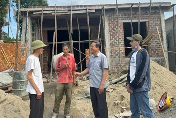 Lãnh đạo cấp ủy, chính quyền xã Lưu Vĩnh Sơn (huyện Thạch Hà) thường xuyên giám sát, đôn đốc tiến độ xây dựng nhà ở cho hộ nghèo, gia đình có công với cách mạng trên địa bàn. (Ảnh: NGÔ TUẤN)