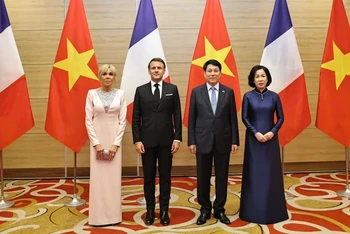 Chủ tịch nước Lương Cường cùng Phu nhân và Tổng thống Pháp cùng Phu nhân tại buổi chiêu đãi tối 26/5.