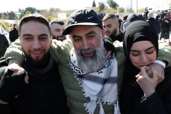 Tù nhân Palestine, được Hamas trả tự do, về tới thành phố Ramallah, Bờ Tây ngày 15/2/2025. (Ảnh: THX/TTXVN)