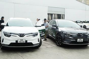 Người tiêu dùng tìm hiểu về ô-tô điện Vinfast. (Ảnh NAM ANH)