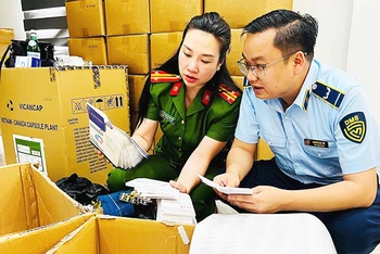 Khám xét kho hàng của đường dây sản xuất hơn 100 tấn thực phẩm chức năng, thiết bị y tế giả vừa bị Công an Hà Nội triệt phá. Ảnh: PC03 (Công an Hà Nội) cung cấp