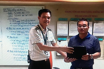 Anh Nguyễn Văn Thưa, Trung tâm An ninh hàng không Nội Bài trao lại tài sản trị giá hơn 400 triệu đồng khách hàng bỏ quên tại khu vực công cộng - Nhà ga hành khách T1. (Ảnh: NIA cung cấp)