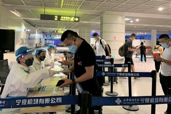 Hành khách làm thủ tục kiểm tra xét nghiệm SARS-CoV-2 tại sân bay ở thành phố Ngân Xuyên, Trung Quốc. (Ảnh: HỮU HƯNG)