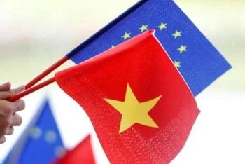 Cờ của Việt Nam và EU. (Ảnh: Reuters)
