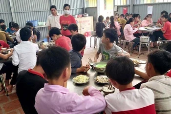 Giờ ăn của học sinh Trường phổ thông dân tộc bán trú trung học cơ sở xã Đổng Xá, huyện Na Rì. (Ảnh: Tùng Vân)