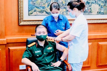 Tiêm vaccine mũi 3, mũi 4 cho cán bộ, chiến sĩ lực lượng vũ trang tại các điểm tiêm chủng lưu động.