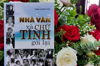 Cuốn sách “Nhà văn và chữ tình gởi lại”.