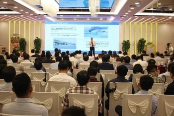 Đại biểu trình bày tham luận tại Diễn đàn.