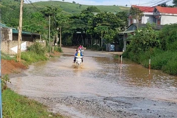 Đoạn đường bị ngập do cống tiêu thoát nước bị ông Trần Văn Điểm lấp đất gây tắc nghẽn.