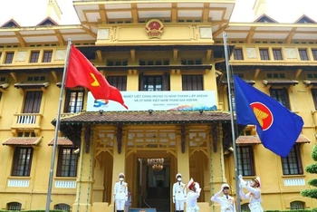 Lực lượng tiêu binh thực hiện nghi thức thượng cờ ASEAN.(Ảnh: Văn Điệp/TTXVN)