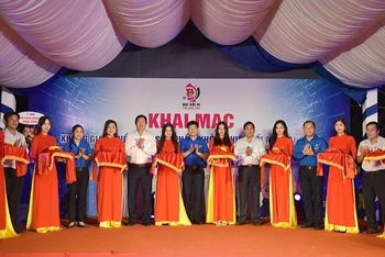 Khai mạc không gian triển lãm.