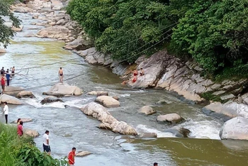Khu vực du khách mải chụp ảnh bị trượt chân rơi xuống suối Mường Hoa mất tích.