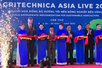 Các đại biểu cắt băng khai mạc sự kiện Agritechnica Asia Live năm 2022.