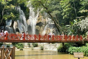 Thác Kuang Si, một địa điểm du lịch nổi tiếng tại tỉnh Luang Prabang, Lào. (Ảnh: Lê Duy Toàn)