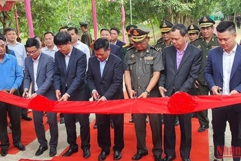 Các đại biểu cắt băng khánh thành công trình Nhà thờ và lưu giữ hài cốt quân tình nguyện Việt Nam tại Camphuchia.