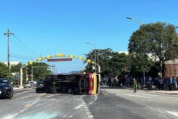 12 hành khách bị thương sau khi xe buýt lật ngang đường.