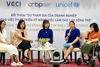 Đại diện các tổ chức tham gia buổi đối thoại “Làm thế nào để các doanh nghiệp có thể nâng cao kỹ năng làm việc cho lao động trẻ”.