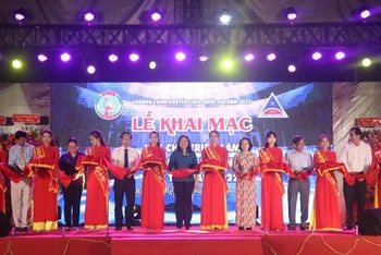 Nghi thức cắt băng khai mạc Hội chợ triển lãm sản phẩm công nghiệp nông thôn Bến Tre năm 2022.