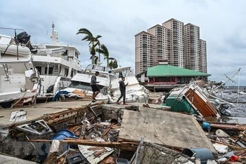 Cảnh đổ nát ở Fort Myers, bang Florida, Mỹ sau khi bão Ian đổ bộ ngày 29/9/2022. (Nguồn: AFP/TTXVN)