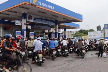 Nhiều người dân xếp hàng đổ xăng tại một cây xăng trên đường Hà Huy Giáp, thành phố Biên Hòa.