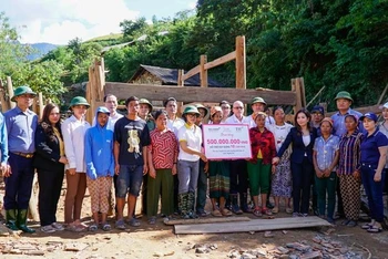 Tập đoàn TH, Ngân hàng Thương mại cổ phần Bắc Á phối hợp Báo Nghệ An trực tiếp đến vùng lũ quét Kỳ Sơn, trao tặng 500 triệu đồng hỗ trợ xây 10 căn nhà và các sản phẩm liên quan.