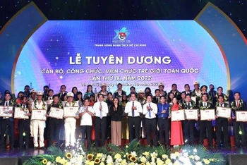 Đại diện lãnh đạo các ban, ngành, đoàn thể cùng 42 “Cán bộ, công chức, viên chức trẻ giỏi” toàn quốc năm 2022 tại buổi lễ.
