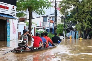 Người dân TP Huế di chuyển bằng ghe thuyền.
