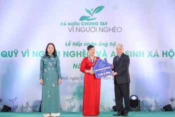 Giám đốc Công ty TNHH MTV Lan Anh trao số tiền 13,6 triệu đồng ủng hộ Quỹ "Vì người nghèo".