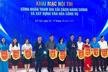 Trao Cờ lưu niệm cho 14 đội tham gia Hội thi.