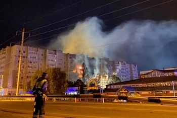 Máy bay ném bom Su-34 của Nga rơi vào khu vực dân cư ở thành phố Yeysk. (Nguồn: Reuters)