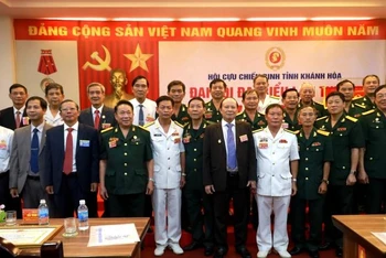 Ban Chấp hành mới chụp ảnh lưu niệm cùng đại biểu. (Ảnh: CÔNG THI)