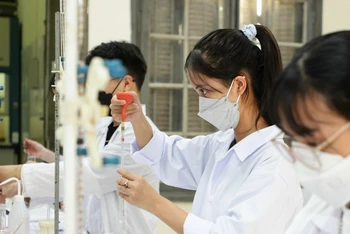 Hoạt động thực hành của sinh viên Đại học Quốc gia Hà Nội.