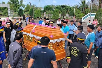 Người dân địa phương và gia đình tổ chức đám ma tiễn đưa nạn nhân N.T.T. về nơi an nghỉ cuối cùng.