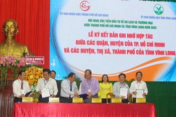 Lễ ký kết hợp tác giữa TP Hồ Chí Minh và tỉnh Vĩnh Long. (Ảnh: BÁ DŨNG)
