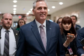 Ông Kevin McCarthy (giữa) nhiều khả năng sẽ nắm vị trí Chủ tịch Hạ viện Mỹ. (Nguồn: AP)