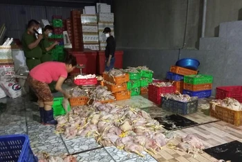 Lực lượng chức năng kiểm tra tại cơ sở.