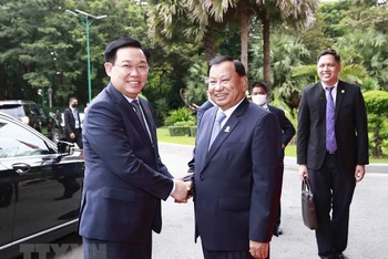 Chủ tịch Thượng viện Campuchia Samdech Say Chhum đón Chủ tịch Quốc hội Vương Đình Huệ. (Ảnh: Doãn Tấn/TTXVN)