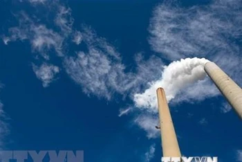 Khí thải phát ra từ một nhà máy điện than ở bang Tây Virginia, Mỹ. (Ảnh: AFP/TTXVN)