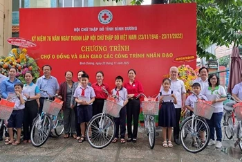 Lãnh đạo tỉnh Bình Dương và lãnh đạo Hội Chữ thập đỏ các cấp trao tặng quà và học bổng cho học sinh có hoàn cảnh khó khăn.