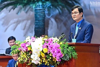 Đồng chí Bùi Quang Huy trình bày Báo cáo chính trị của Ban Chấp hành Trung ương Đoàn khóa XI trình Đại hội.