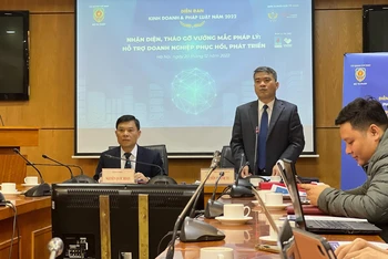 Vụ trưởng Vụ Pháp luật dân sự-kinh tế Nguyễn Thanh Tú trả lời các câu hỏi tại buổi họp báo.