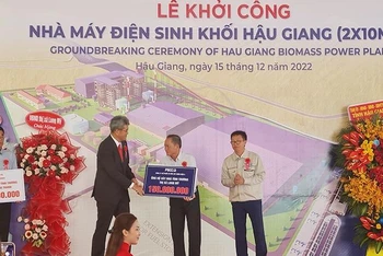 Mạnh thường quân ủng hộ kinh phí xây dựng nhà tình thương.