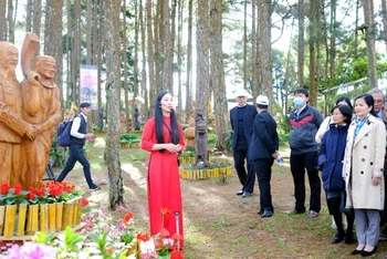 Thuyết minh về tượng gỗ Tây Nguyên tại triển lãm.