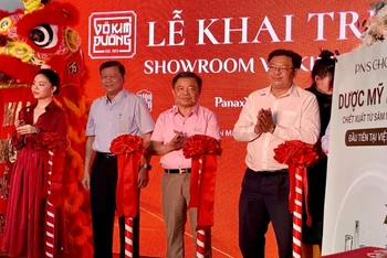Các đại biểu dự lễ khai trương showroom Võ Kim Đường.