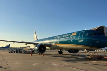 Máy bay Vietnam Airlines tại Nhật Bản đón người lao động có hoàn cảnh khó khăn về quê ăn Tết, trong chương trình “Mang Tết về nhà” năm 2023.