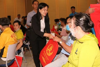 Trao quà cho công nhân lao động khó khăn tại Bình Dương nhân dịp Tết Nguyên đán. (Ảnh minh họa)