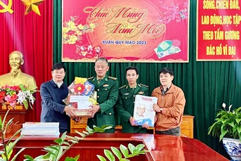 Tặng ấn phẩm báo Tết và quà Tết cho cán bộ, chiến sĩ Đồn Biên phòng Cà Roòng.