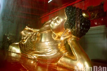 Tượng Đệ nhất Tổ Phật hoàng Trần Nhân Tông trong bộ tượng Trúc Lâm Tam Tổ ở chùa Phổ Minh, Nam Định. (Ảnh: Trần Khánh/Báo Nhân Dân)