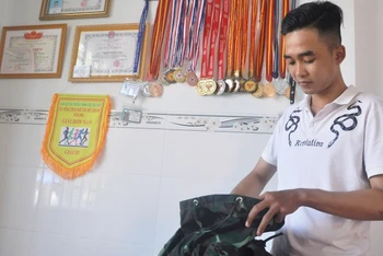 Em Nguyễn Hoài Trọng chuẩn bị tư trang để ngày mai (9/2) lên đường nhập ngũ.