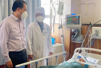 Lãnh đạo ngành y tế thăm hỏi bệnh nhân bị ngộ độc sau khi ăn chè.